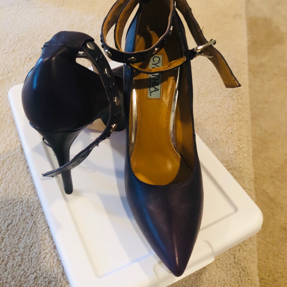 Pumps with buckle around the ankle